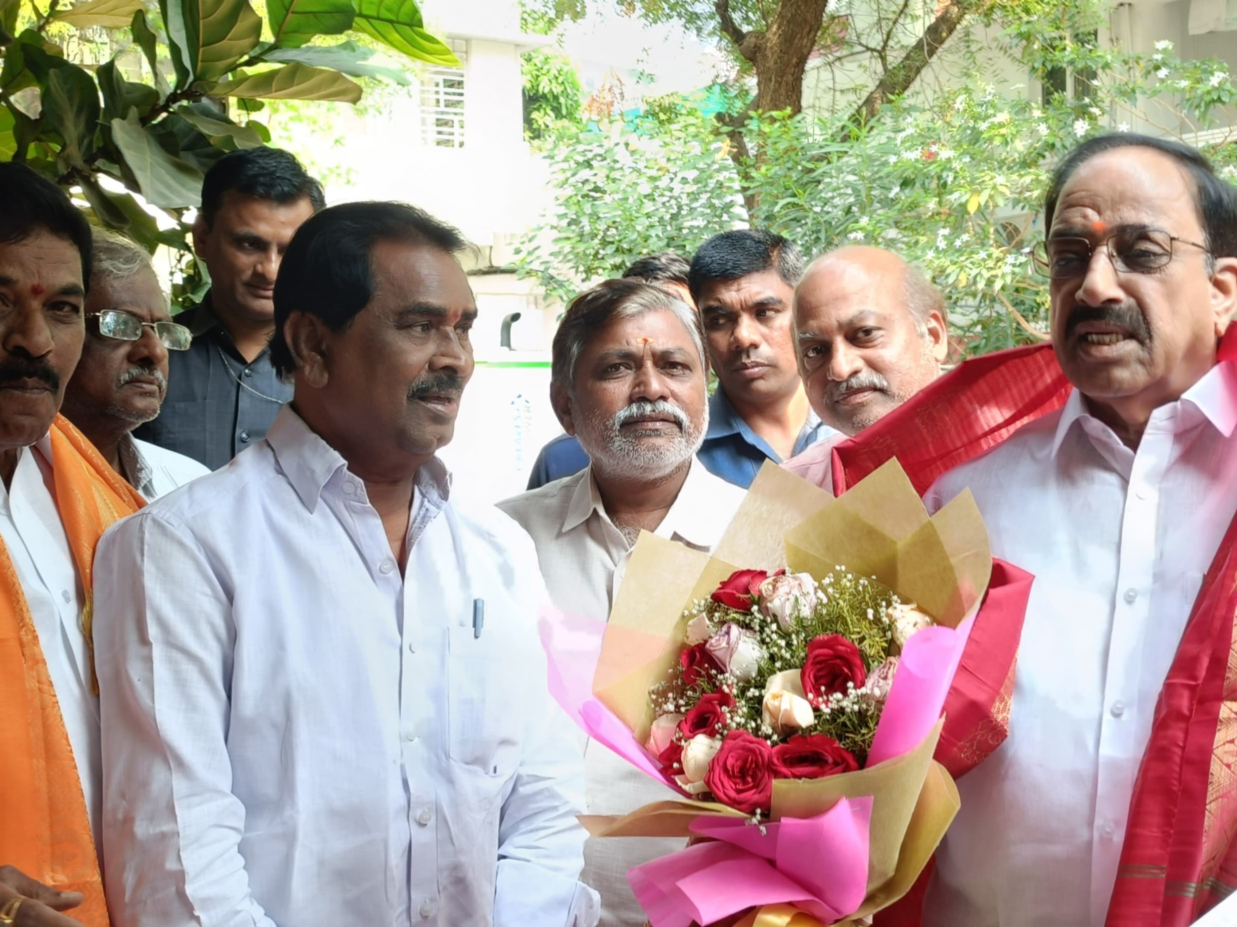 మంత్రి తుమ్మలను కలిసిన పద్మశాలీలు