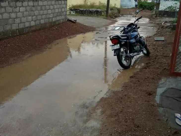 చిన్నపాటి వర్షానికే రోడ్డుపై నిలిచిన వర్షపు నీరు