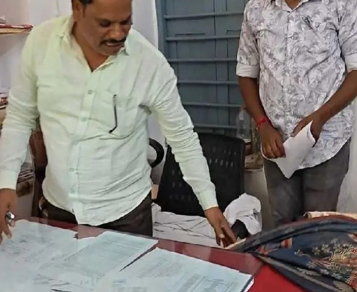 తహసీల్దార్ కాళ్ళు మొక్కిన బాధితురాలు