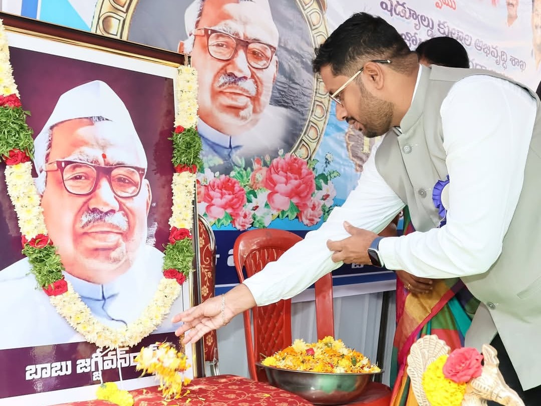 జగ్జీవన్ రామ్ విగ్రహానికి నివాళులర్పించిన కలెక్టర్
