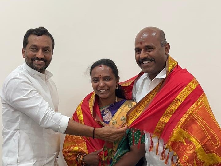 ఎంపీతో మున్సిపల్ ఛైర్ పర్సన్ చర్చలు