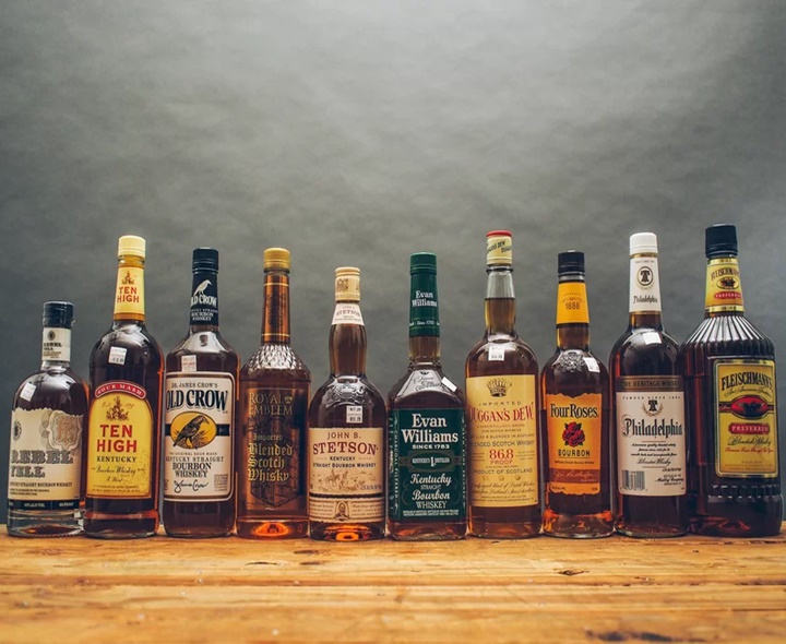 స్కూల్‌లో బెల్డ్ షాప్ వేలం.. గ్రామస్థులు ఫైర్