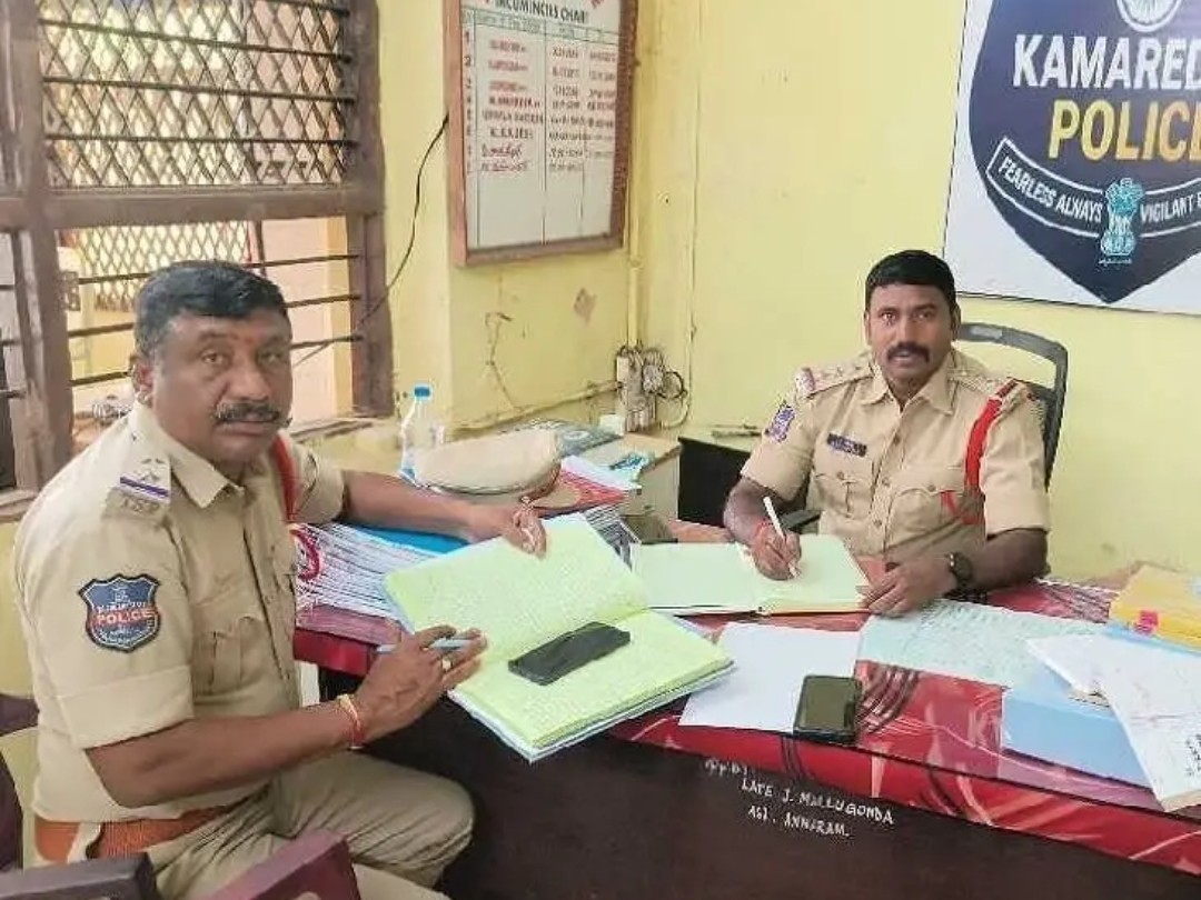 పోలీస్ స్టేషన్‌ను సందర్శించిన బాన్సువాడ సీఐ