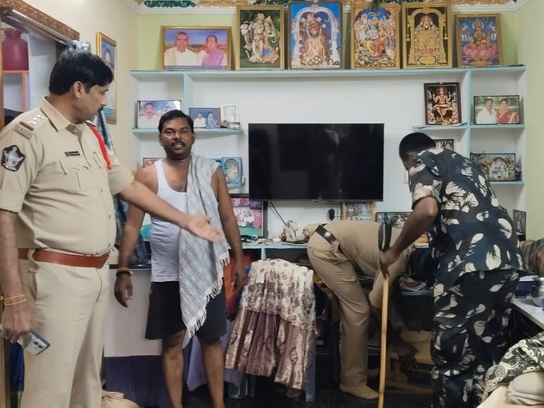 కార్డన్ అండ్ సెర్చ్ ..  10 బైకులు స్వాధీనం