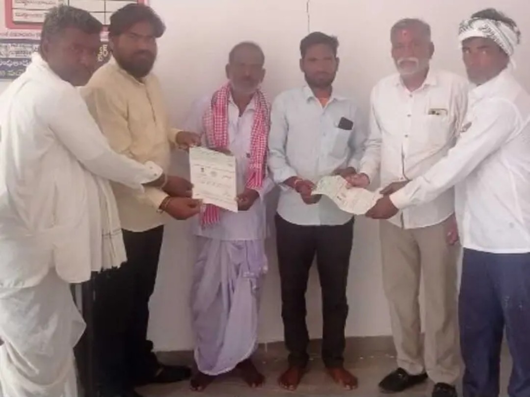 సీఎంఆర్‌ఎఫ్ చెక్కులను పంపిణీ