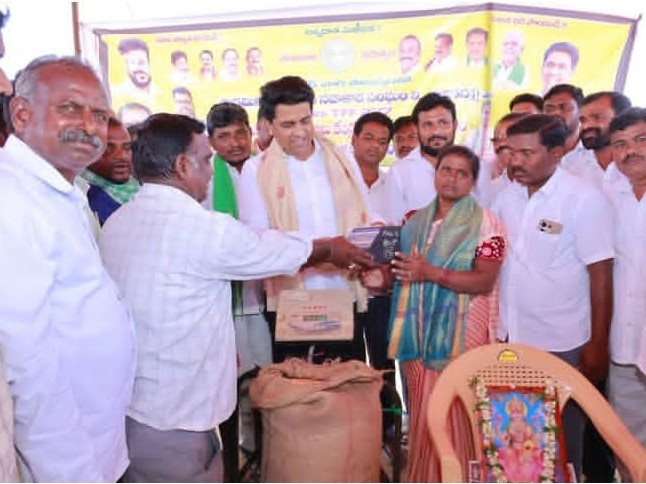 మొక్కజొన్న కొనుగోలు కేంద్రం ప్రారంభం