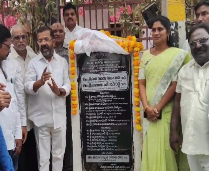 రోడ్ల నిర్మాణానికి శంకుస్థాపన చేసిన: ఎమ్మెల్యే