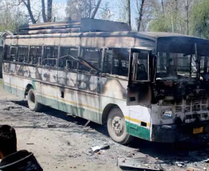 బస్సులో మంటలు.. తప్పిన పెను ప్రమాదం