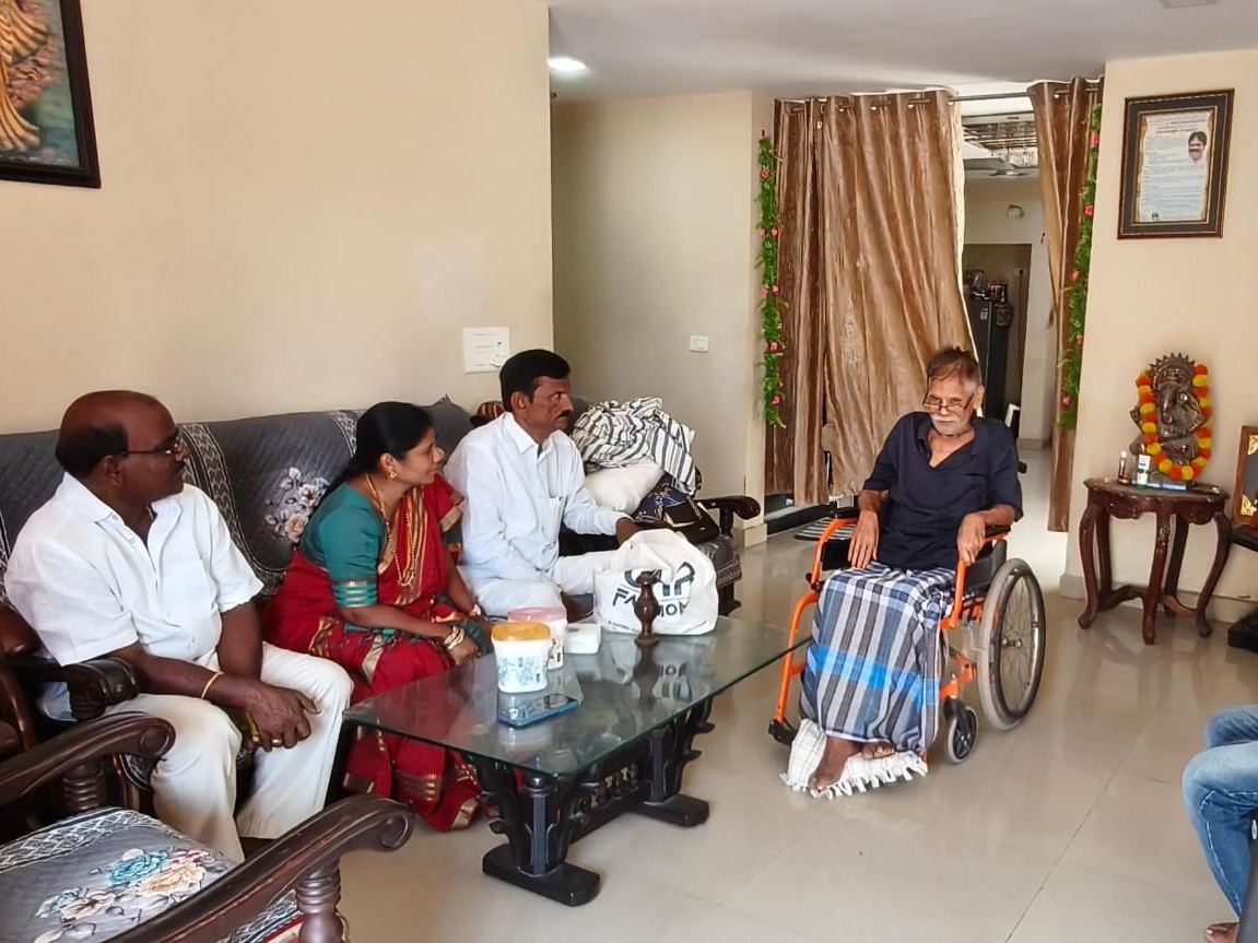 మాజీ మంత్రిని పరామర్శించిన ప్రభుత్వ విప్