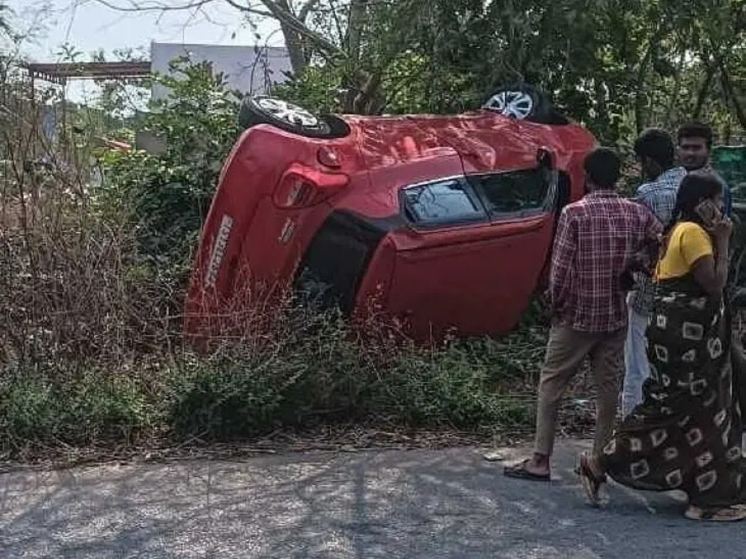 అదుపుతప్పి చెట్టును ఢీకొట్టిన కారు