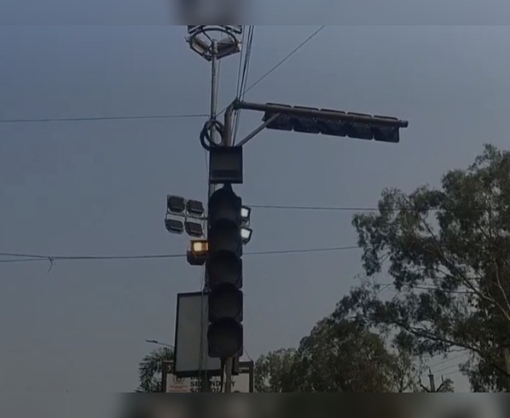 పని చేయని ట్రాఫిక్ సిగ్నల్స్!