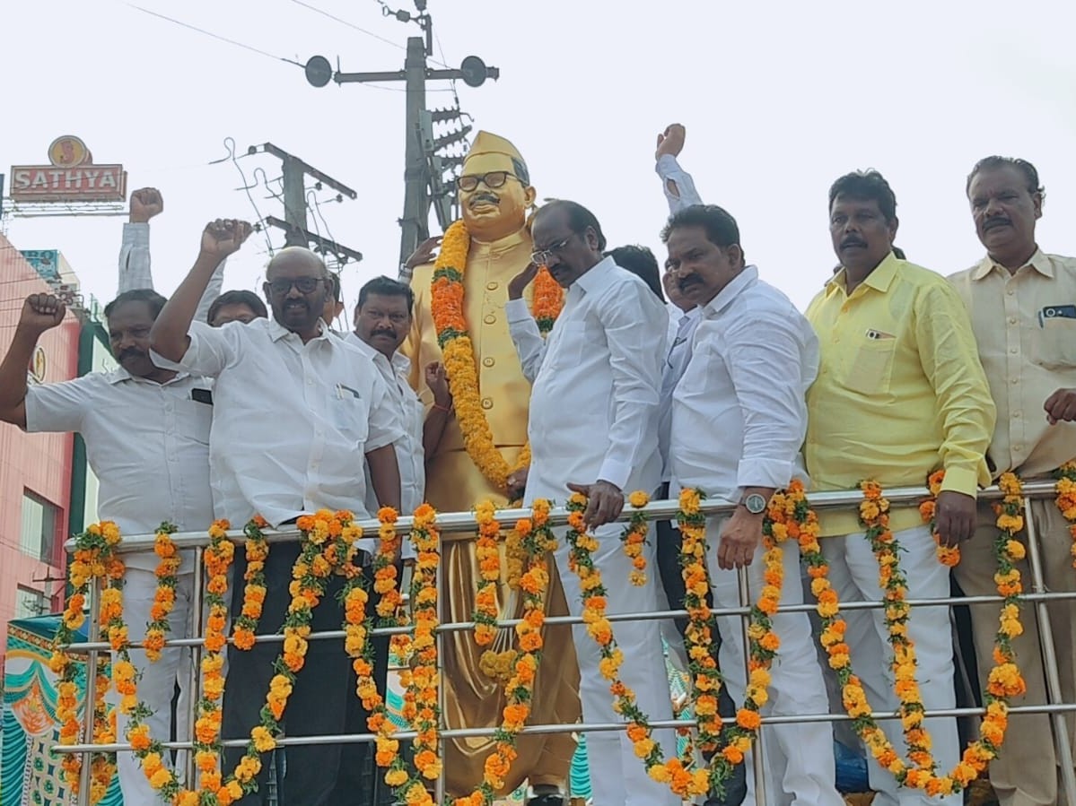 మహనీయుల ఆశయాలను ఆదర్శంగా తీసుకోవాలి