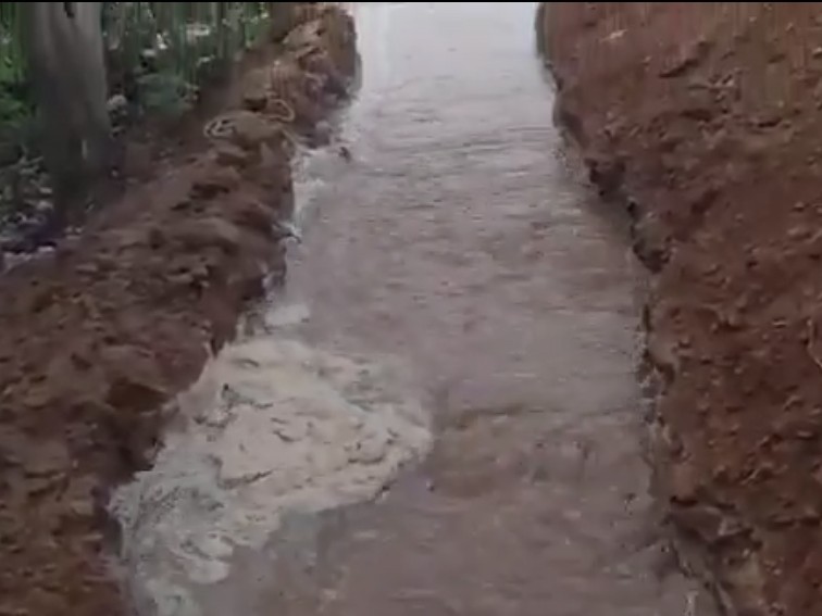 రోడ్డుపై పారుతున్న మిషన్ భగీరథ నీరు