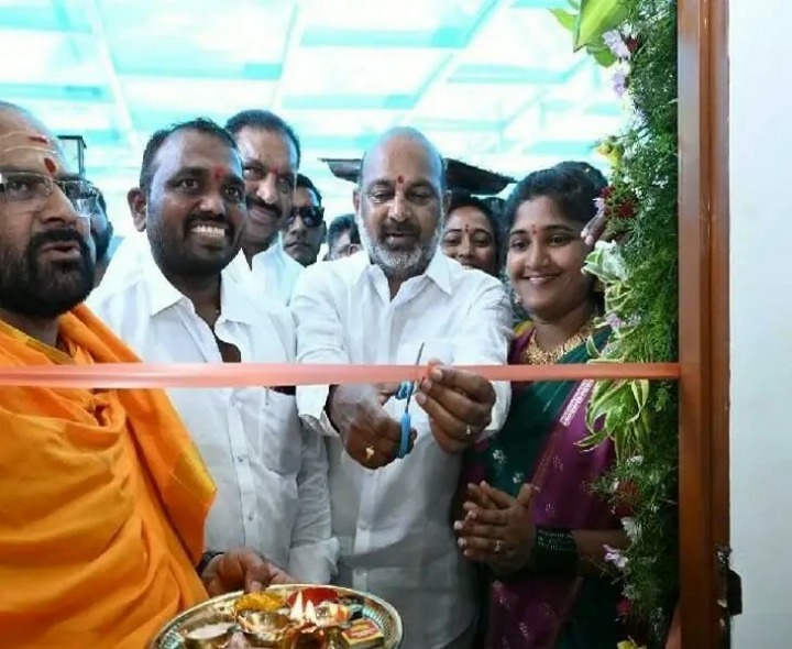 మేయర్ క్యాంప్ కార్యాలయం ప్రారంభించిన కేంద్ర మంత్రి