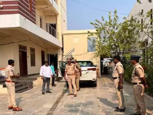 BJP నేతలను హౌస్ అరెస్ట్ చేసిన పోలీసులు