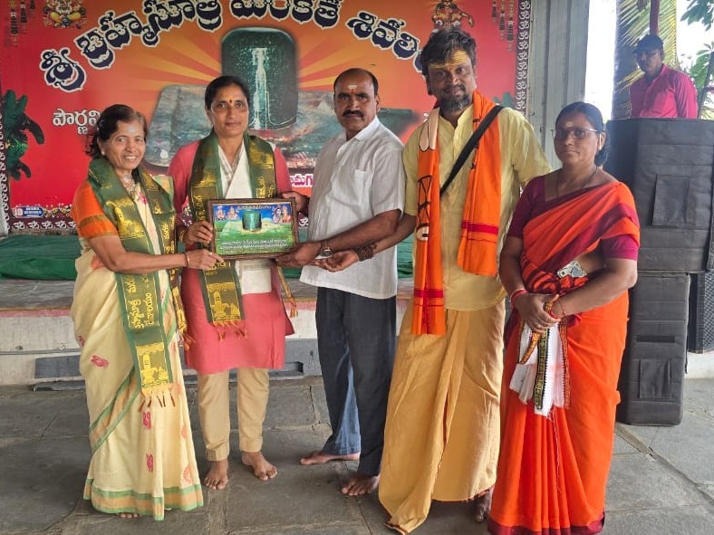 శివాలయంలో సీఐ ప్రత్యేక పూజలు