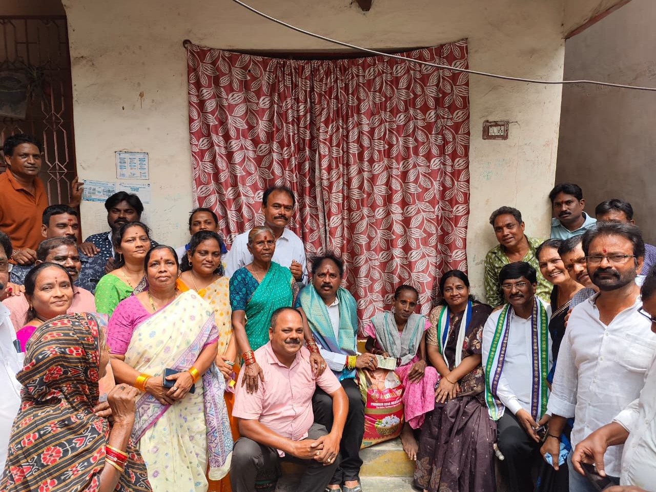 క్యాన్సర్ బాధితురాలికి ఆర్థిక సహాయం