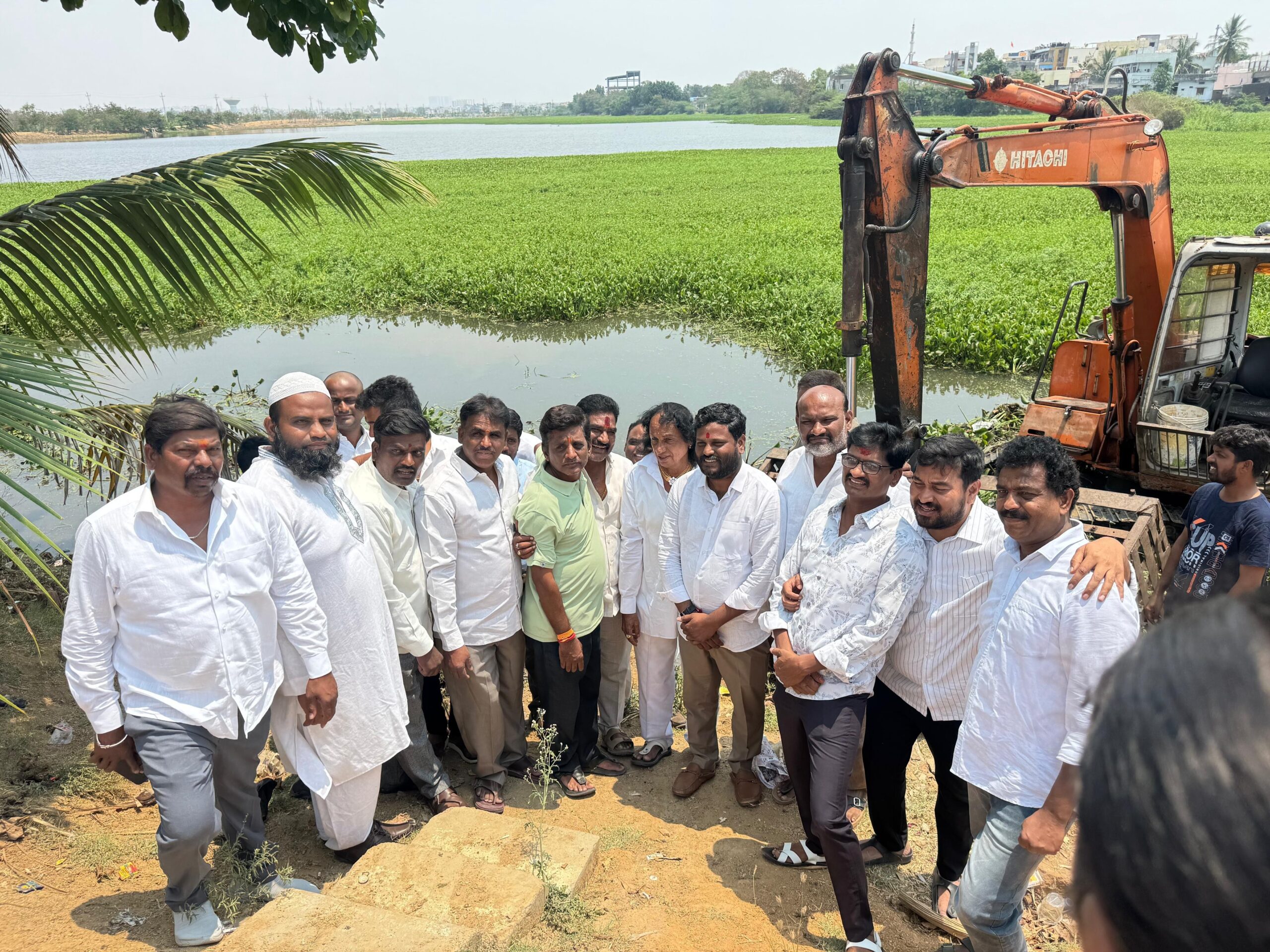 తిమ్మక్క చెరువులో గుర్రపు డెక్క తొలగింపు