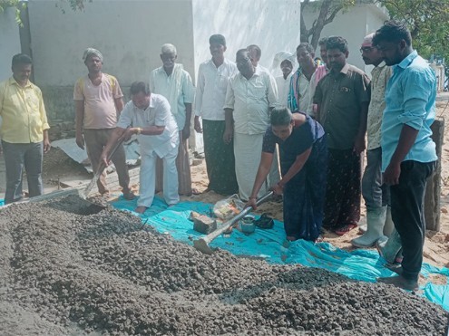 బంగ్లాలో సీసీ రోడ్డు పనుల ప్రారంభం