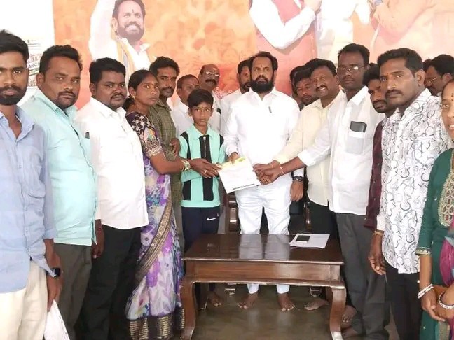 సీఎం రిలీఫ్ ఫండ్ చెక్కులు అందజేత