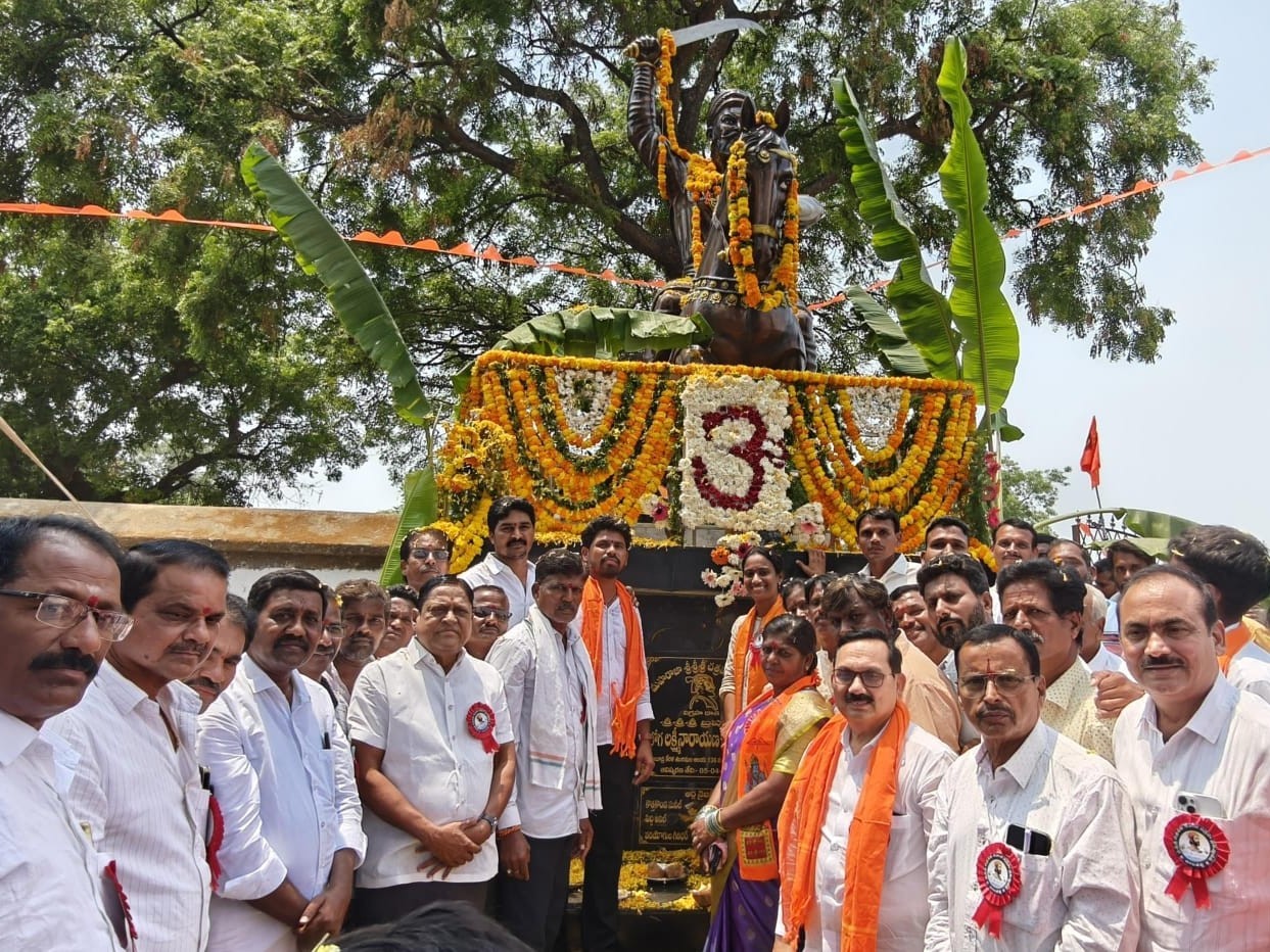 శివాజీ విగ్రహాన్ని ఆవిష్కరించిన మాజీ ఎమ్మెల్యే