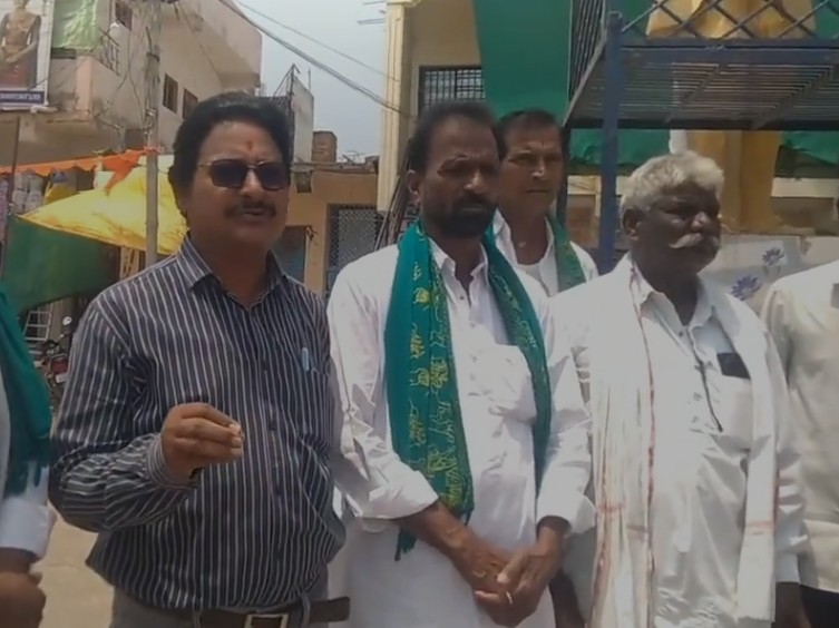 ఉద్యమకారులు వినూత్నంగా నిరసన కార్యక్రమం