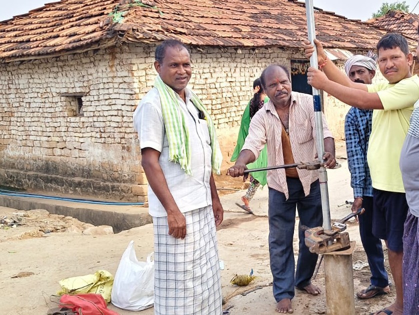 హ్యాండ్ పంపు మరమ్మతు.. తప్పిన ఇబ్బందులు