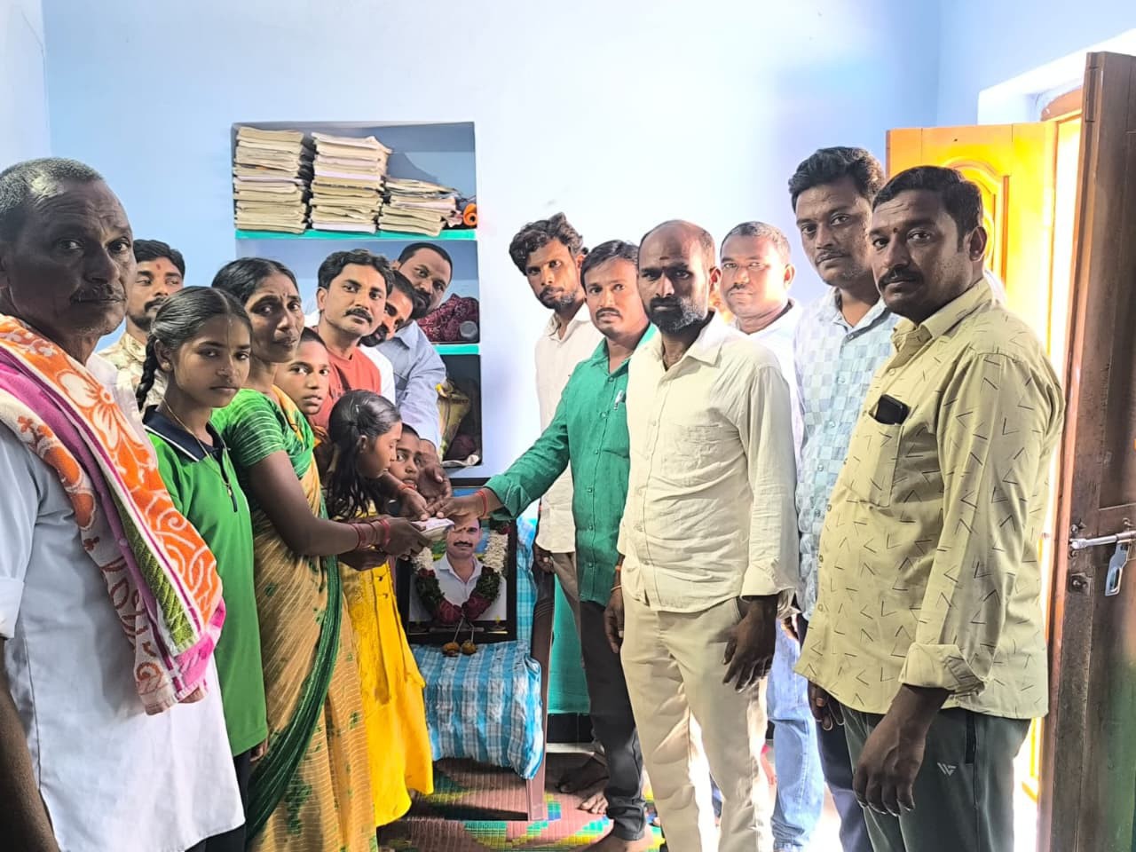 తోటి మిత్రుడు కుటుంబాలు 41 వేలు ఆర్థిక సాయం