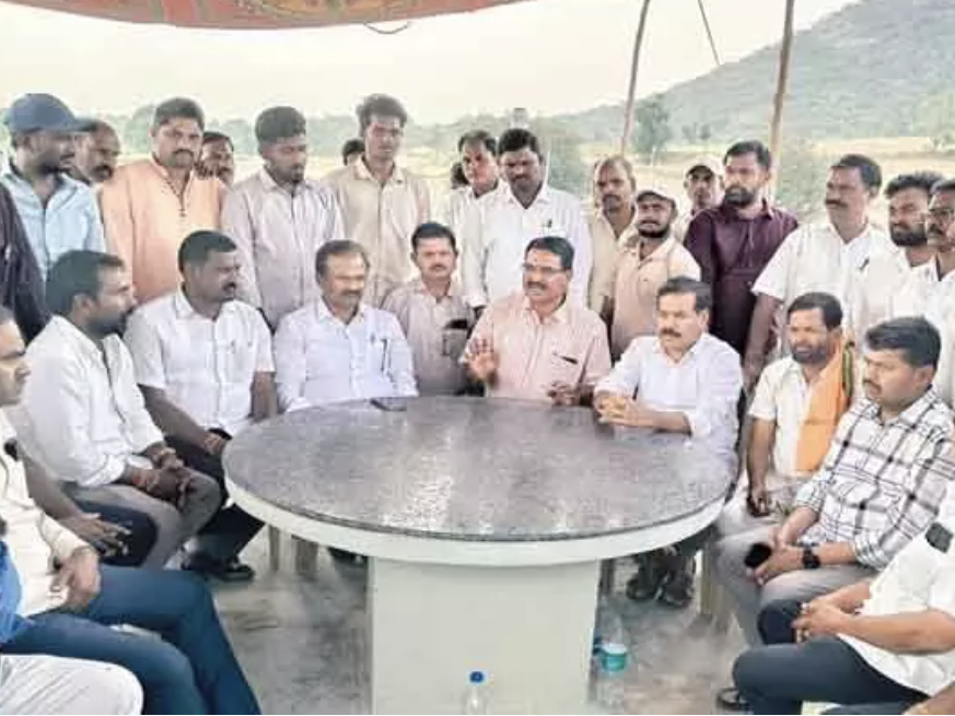 శ్రీశైలం నీటిని ఏపీ ప్రభుత్వం దోచుకుంటుంది: మాజీ మంత్రి