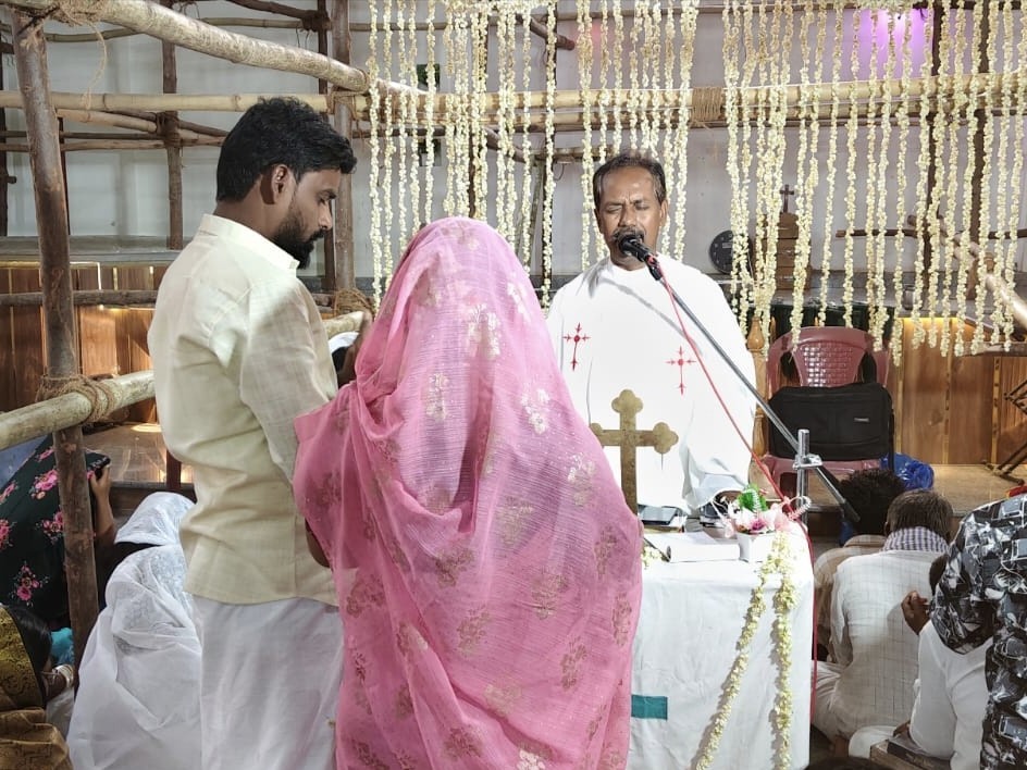 సీఎస్ఐ ఆలయ నిర్మాణం కోసం రూ. లక్ష విరాళం