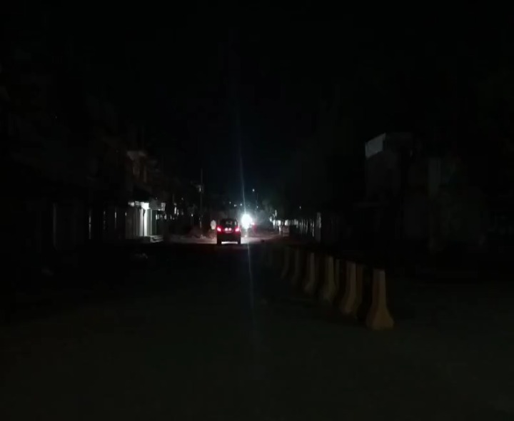 శ్రీపూర్ రోడ్‌పై అంధకారం.. వెలగని వీధి లైట్లు