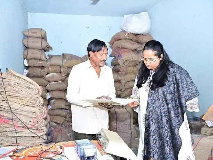 రేషన్ షాపును తనిఖీ చేసిన కలెక్టర్