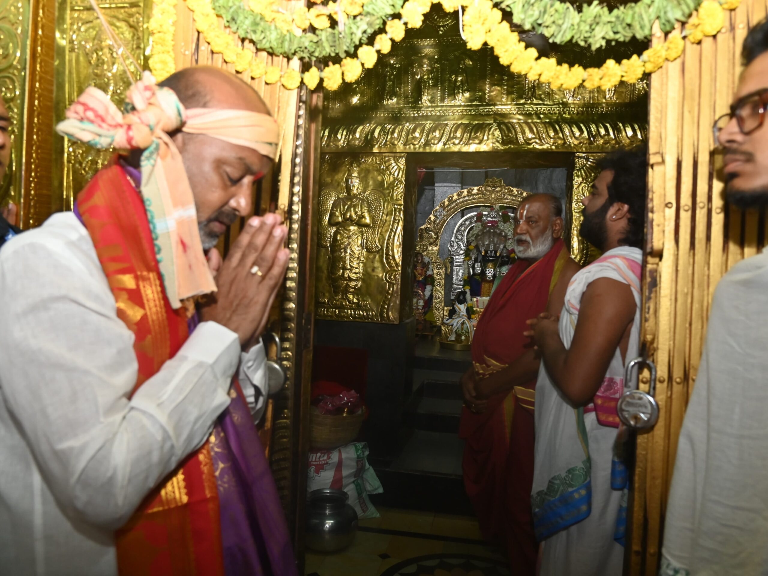 లక్ష్మి నర్సింహా స్వామిని దర్శించుకున్న కేంద్ర మంత్రి