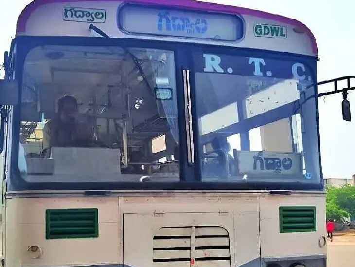 ఊరికి బస్సు లేదు.. నడక తప్పడం లేదు..!