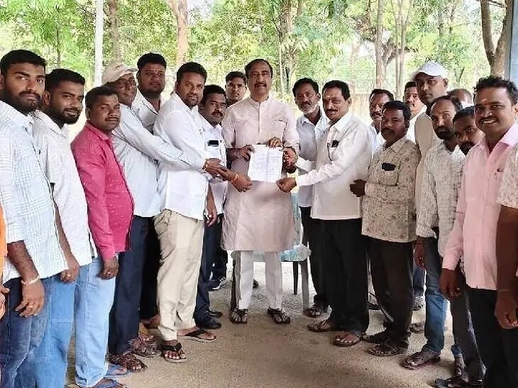 మొక్కజొన్న కొనుగోలు కేంద్రం ఏర్పాటు కోసం ఎమ్మెల్యేకు వినతి