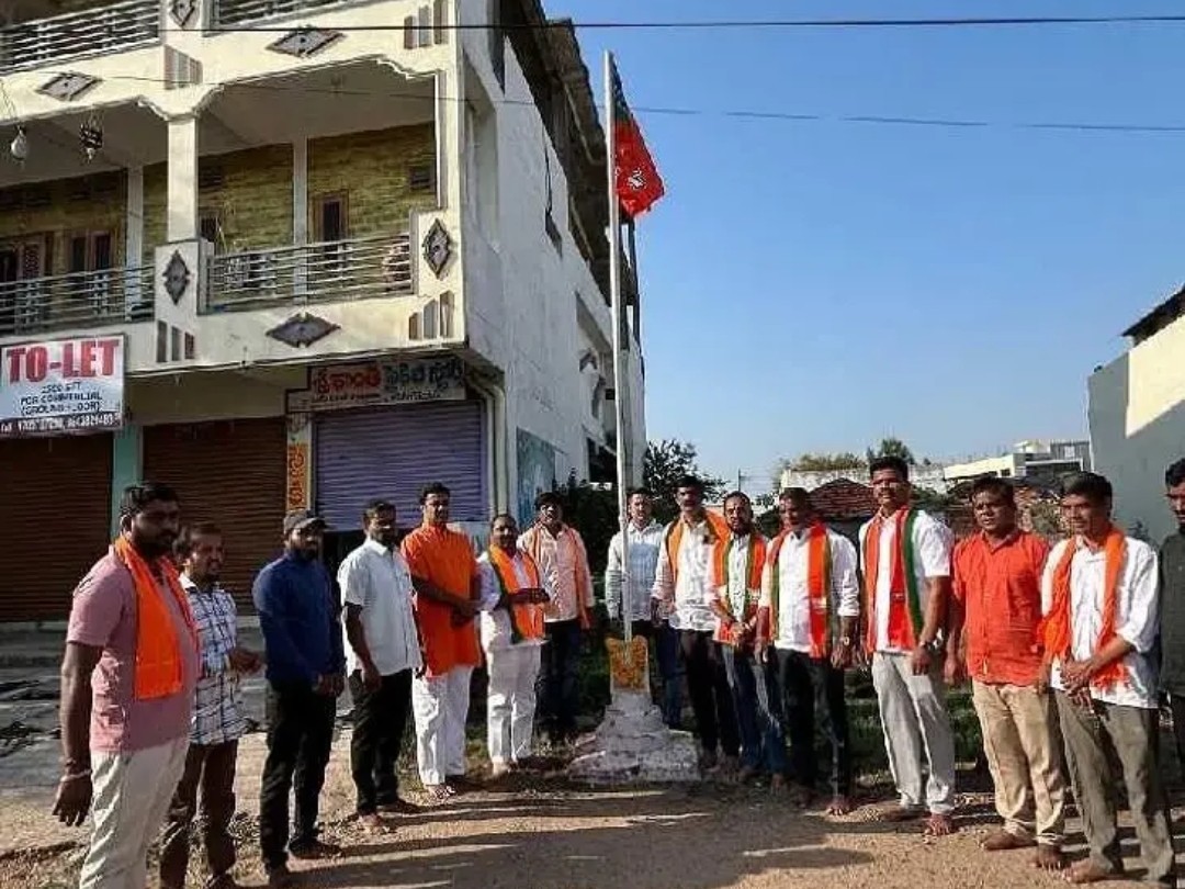 బీజేపీ జెండాను ఆవిష్కరించిన జిల్లా అధ్యక్షుడు