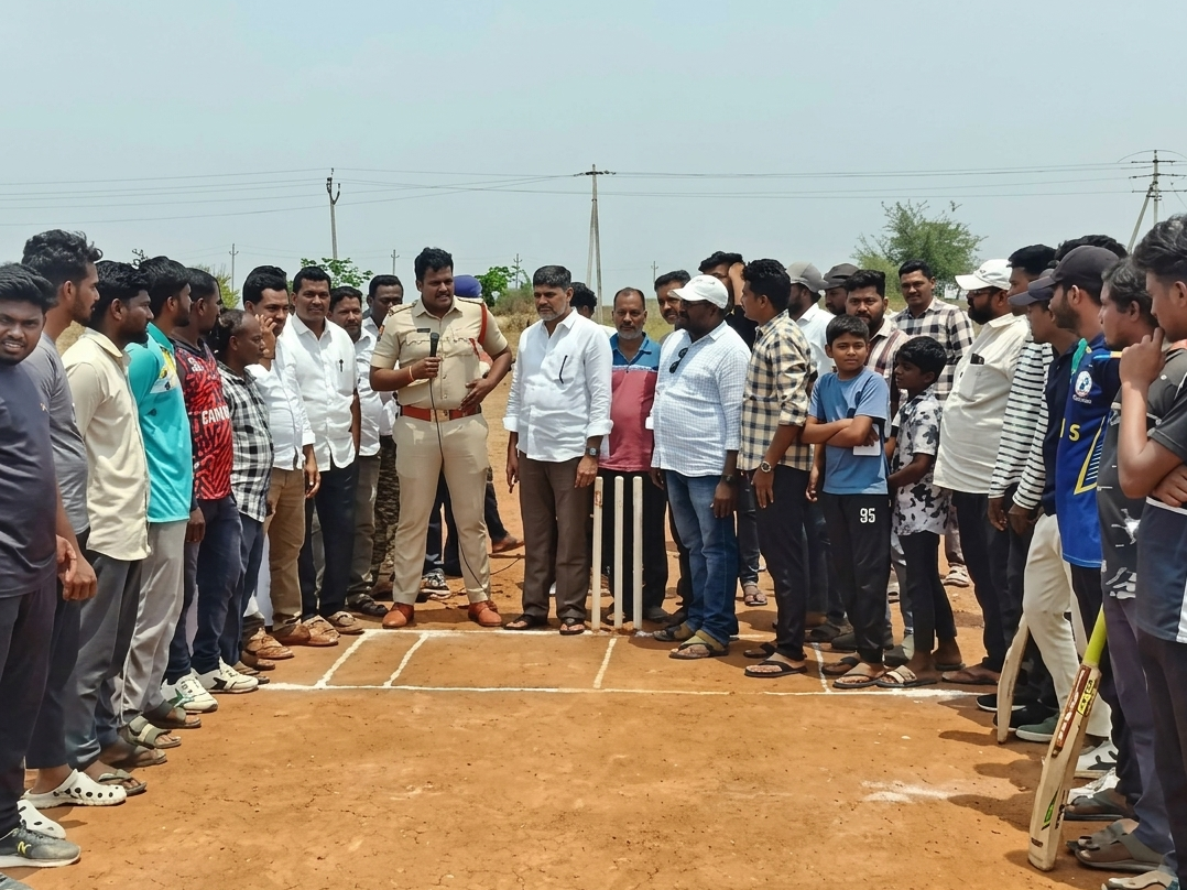 క్రికెట్ టోర్నీని ప్రారంభించిన ఎస్సై