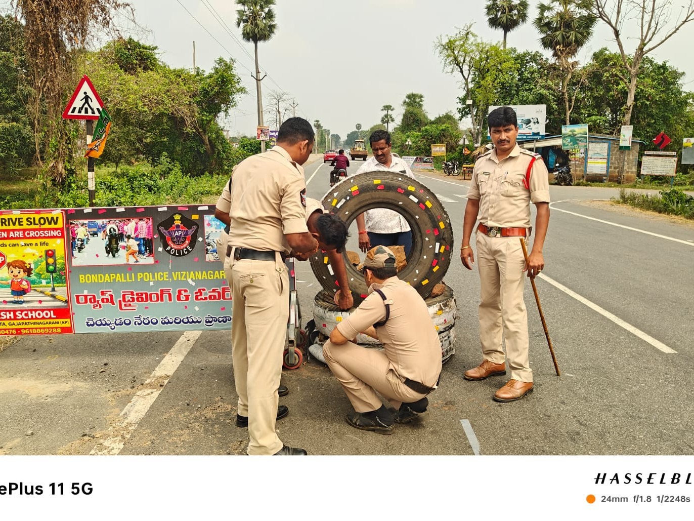 జాతీయ రహదారిలో స్టాపర్లు ఏర్పాటు