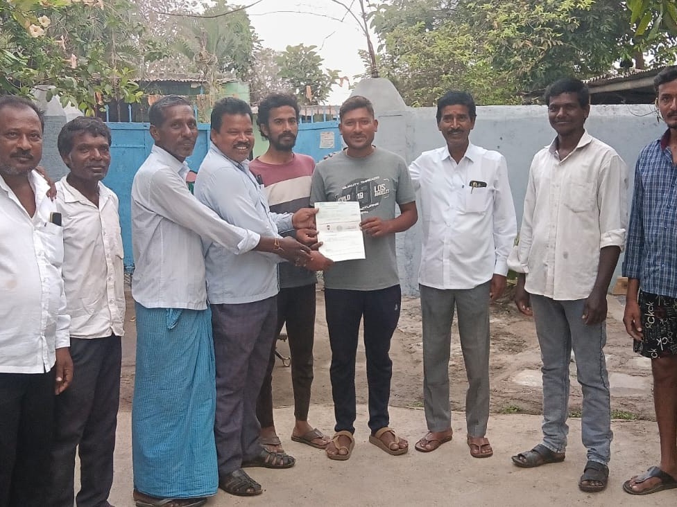 లబ్ధిదారునికి CMRF చెక్కు అందచేత