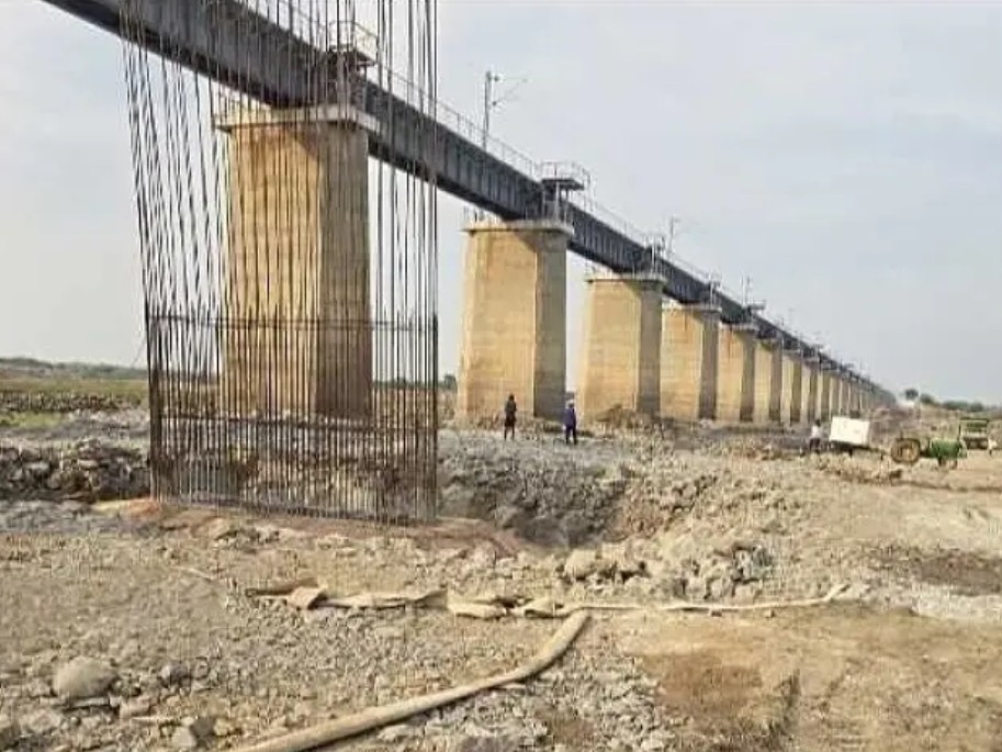 కృష్ణా నదిపై కొత్త రైల్వే వంతెన నిర్మాణం