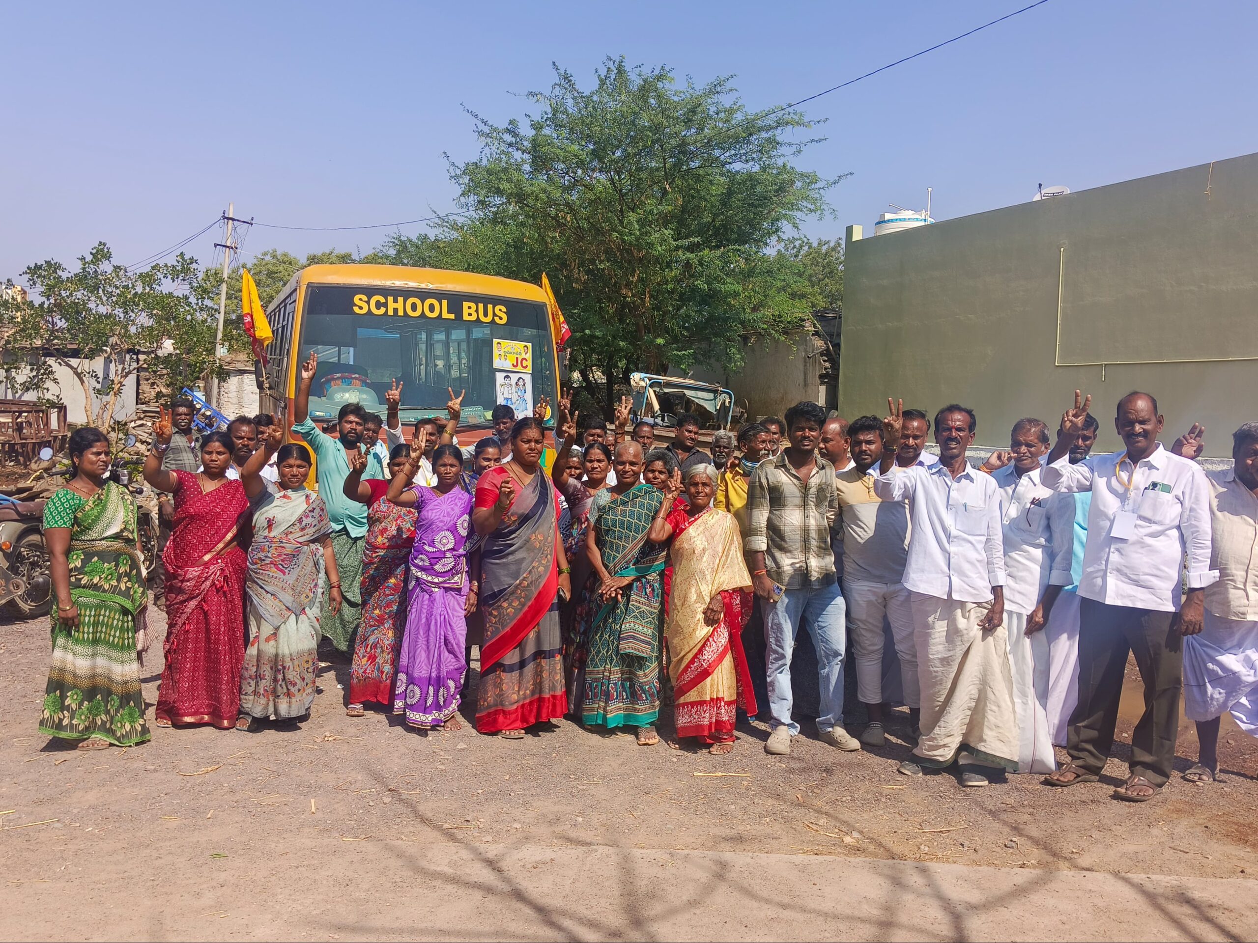 సీఎం సభకు భారీగా  తరలి వెళ్తున్న పార్టీ శ్రేణులు