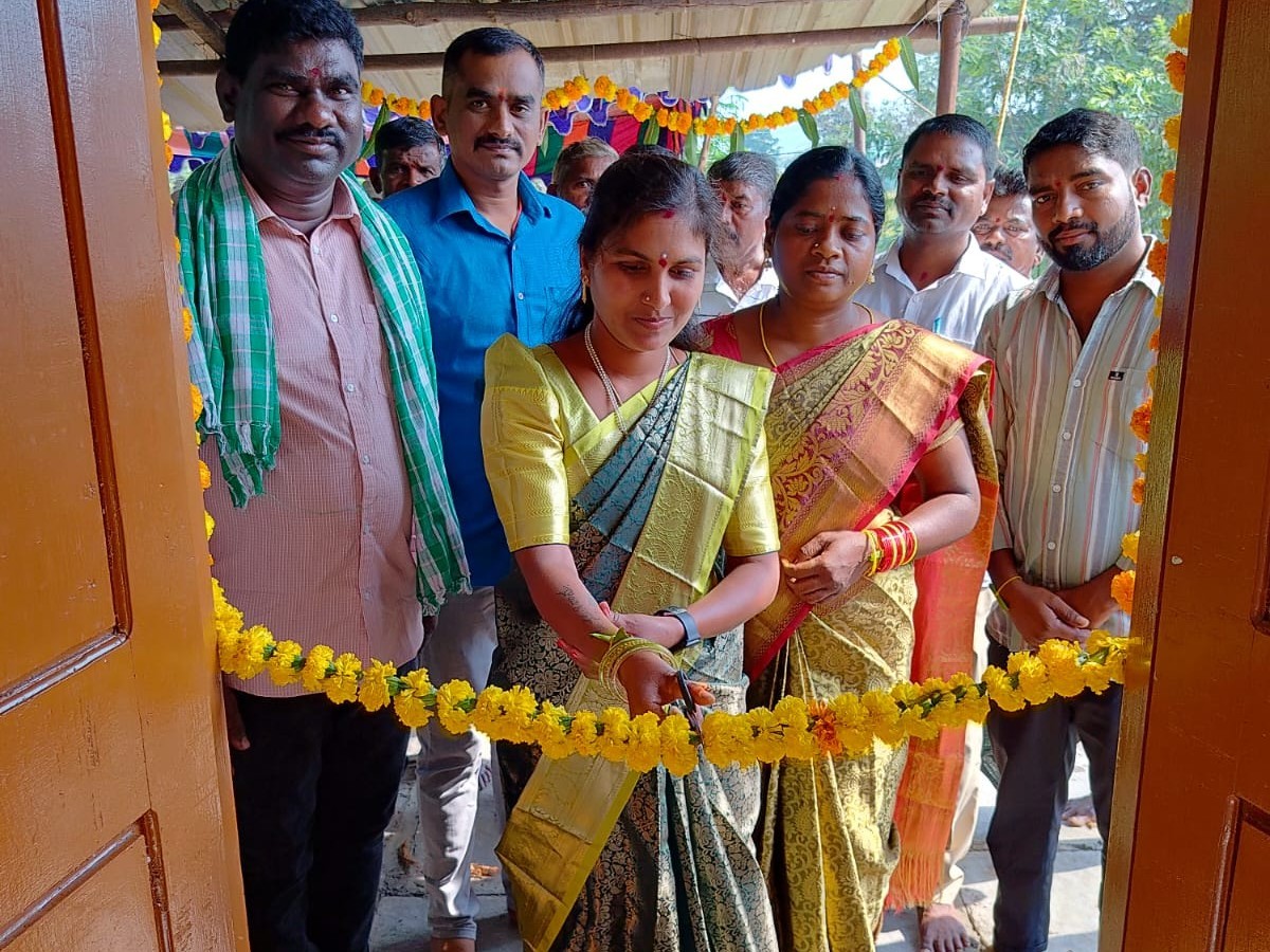 ఇందిరమ్మ ఇండ్లను ప్రారంభించిన సర్పంచ్