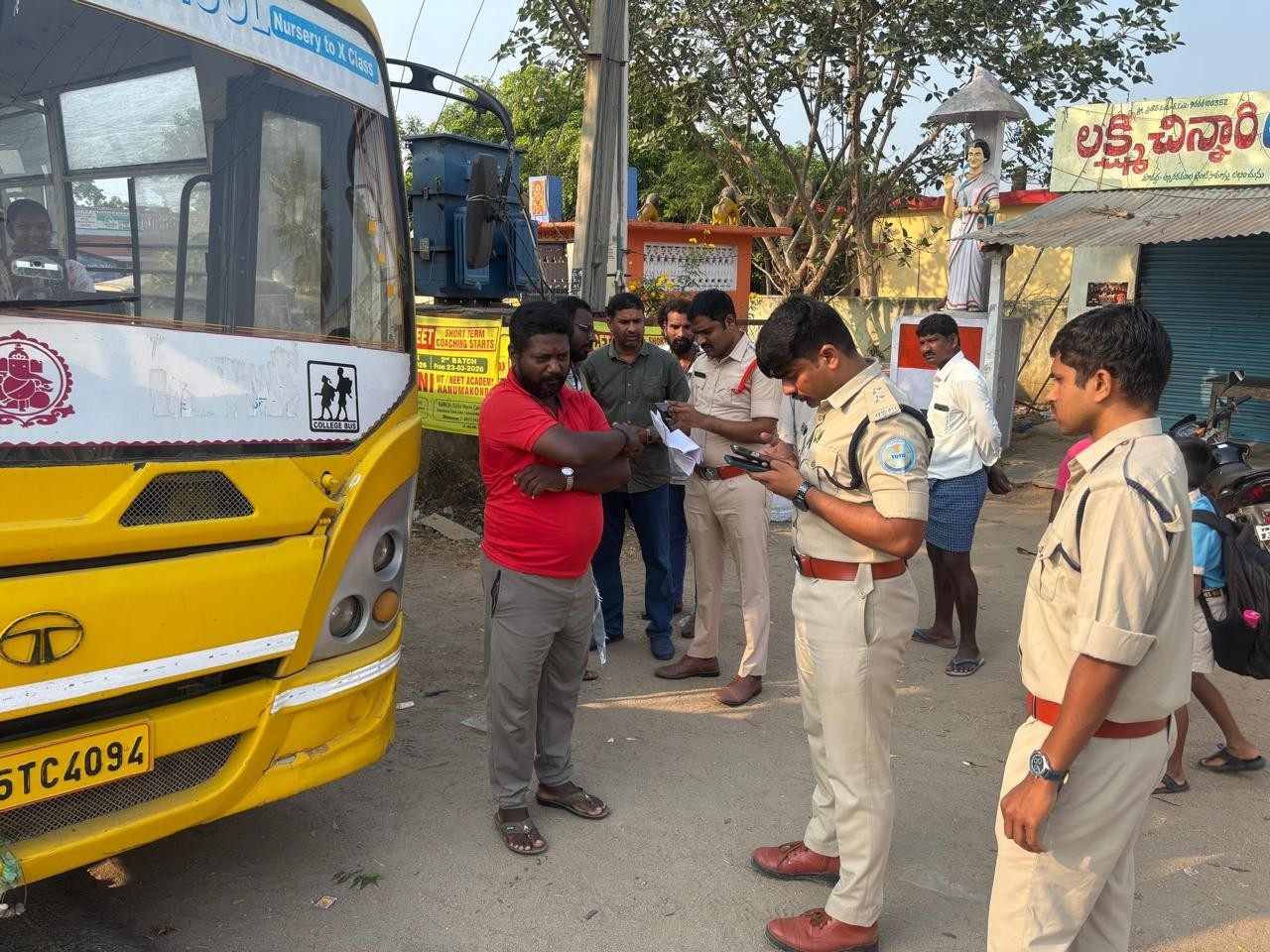 వాహనాల తనిఖీలు చేసిన మోటార్ వెహికల్ ఇన్‌స్పెక్టర్