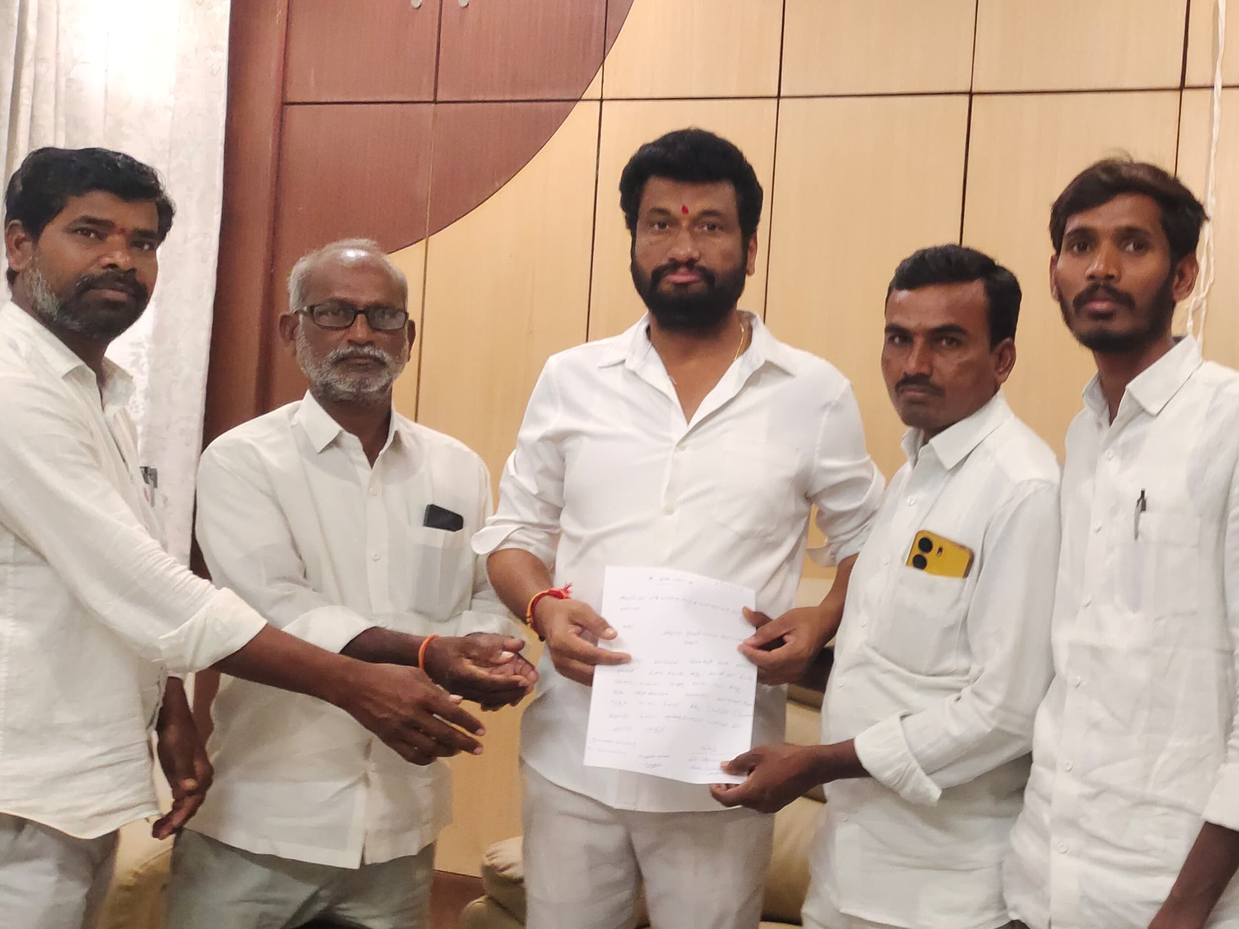 ఎమ్మెల్యేను కలిసిన బీఆర్ఎస్ నాయకులు