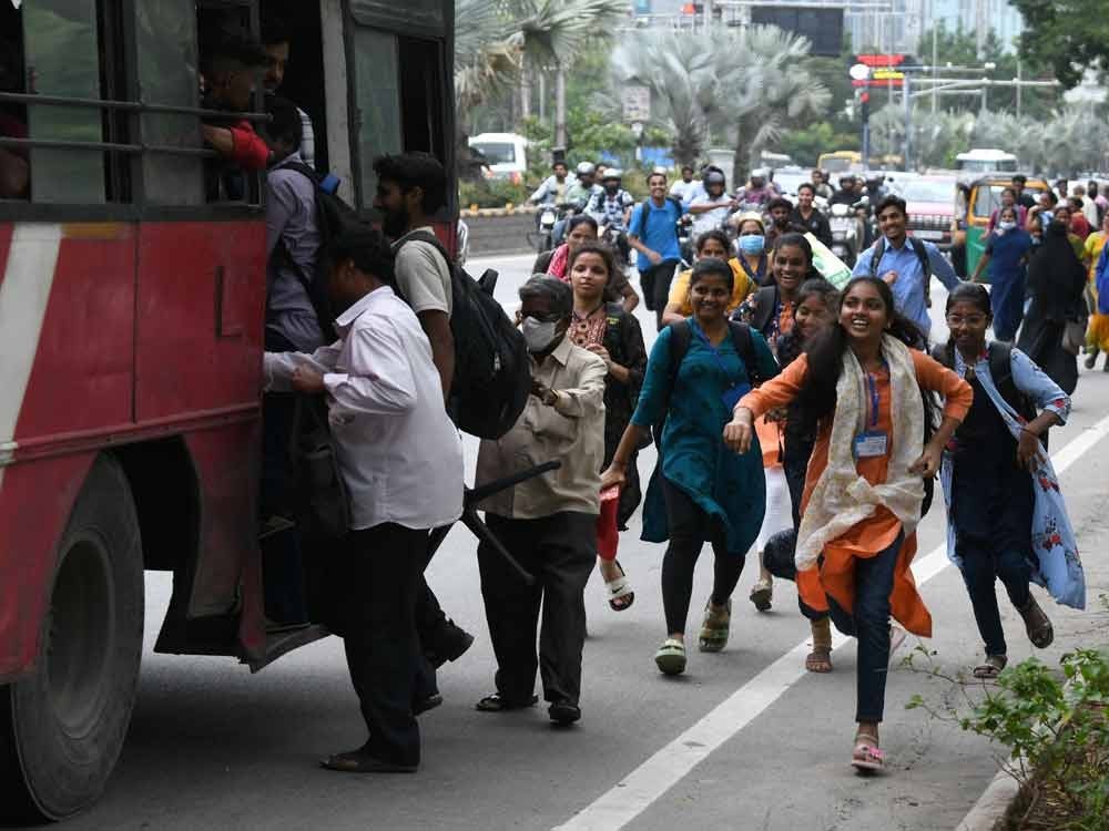 బస్సుల కొరత.. ప్రయాణికులకు తప్పని తిప్పలు