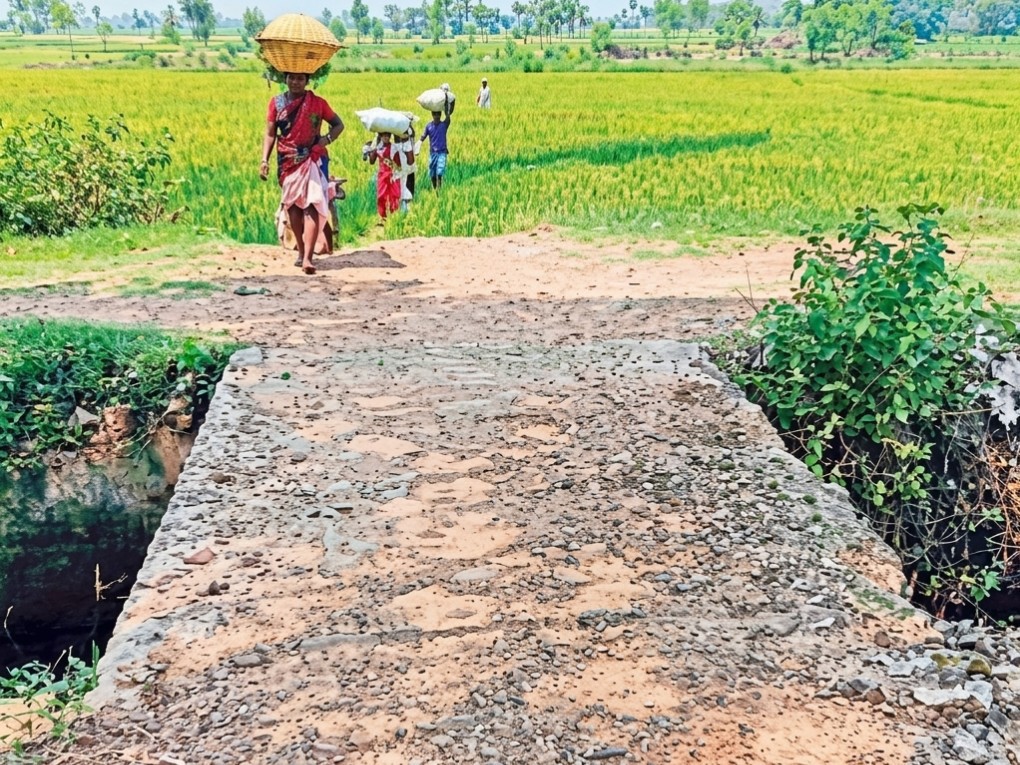 రక్షణ గోడలు లేక.. రాకపోకలు కష్టంగా