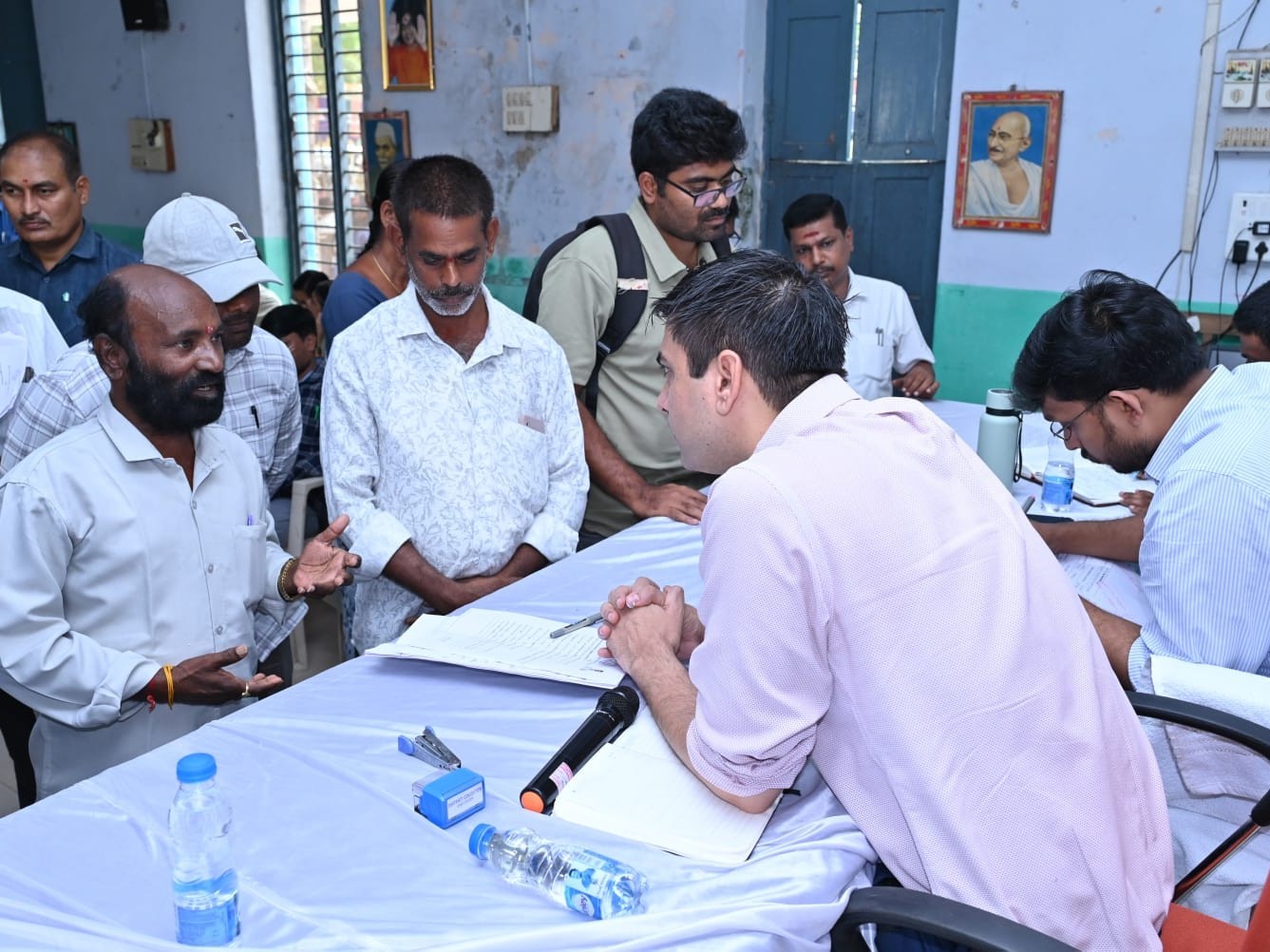 అర్జీలు స్వీకరిస్తున్న కలెక్టర్