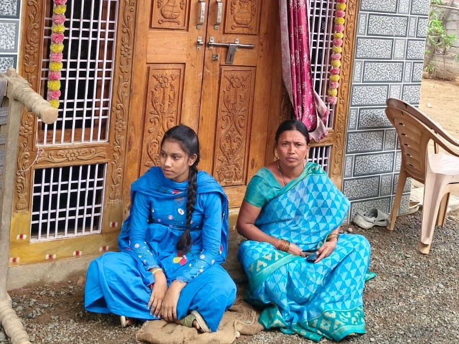 ప్రియుడి ఇంటిముందు బైటాయించిన ప్రియురాలు