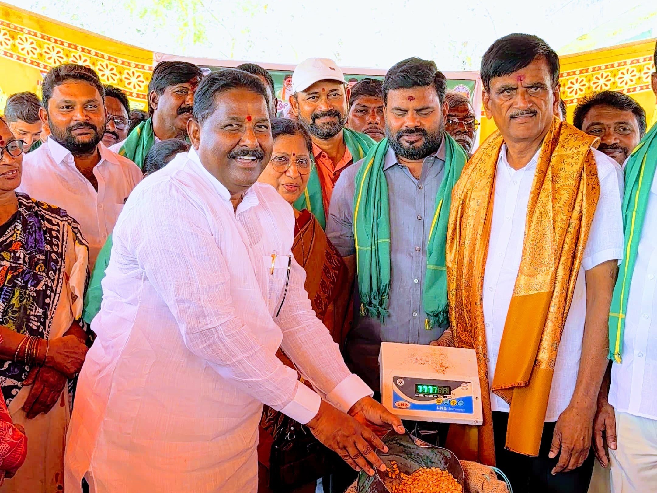 కొనుగోళు కేంద్రాన్ని ప్రారంభించిన ఎమ్మెల్యే