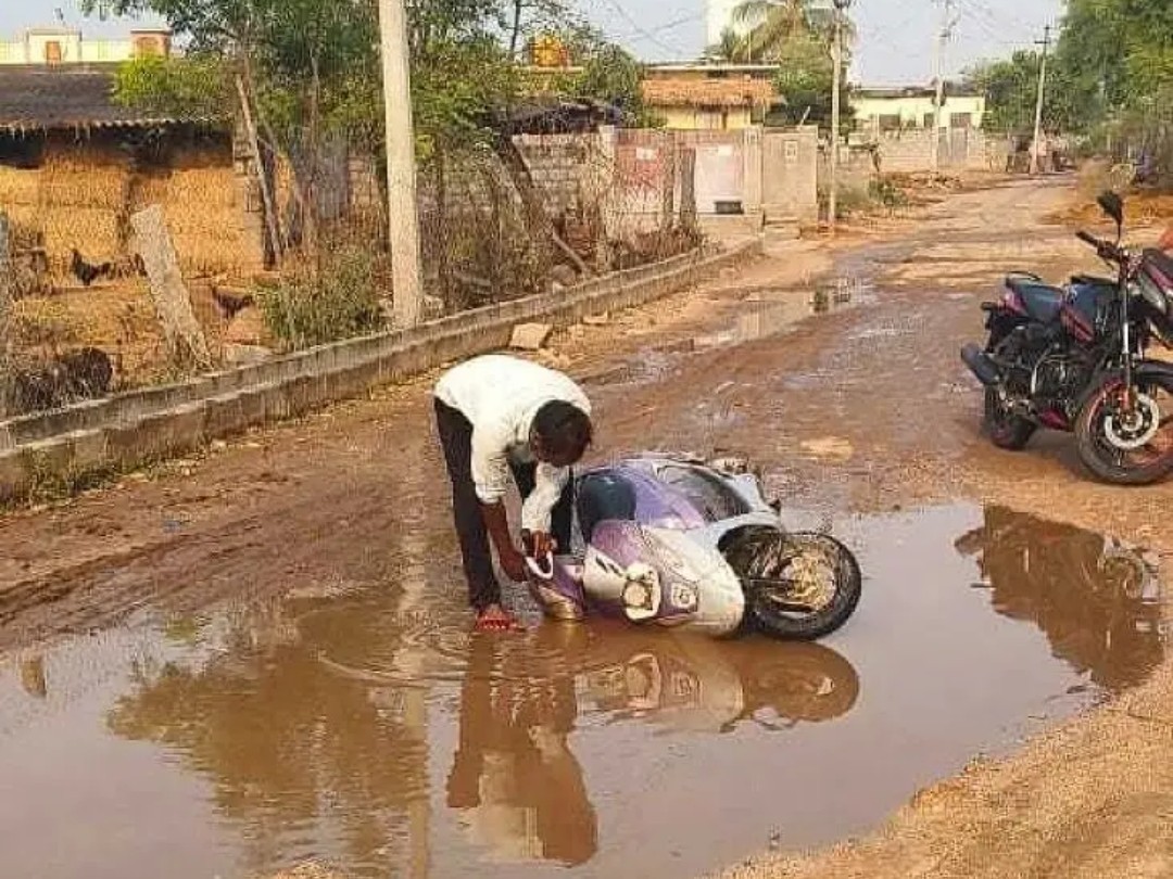 చిన్న వానకే రోడ్లపై మురుగు ప్రవాహం